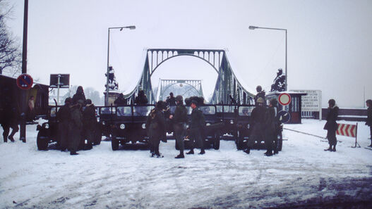 US-Soldaten vor der Glienicker Brücke, 1990(?)