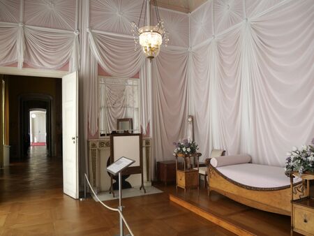 Restaurierte Wanddraperien im Luisenschlafzimmer