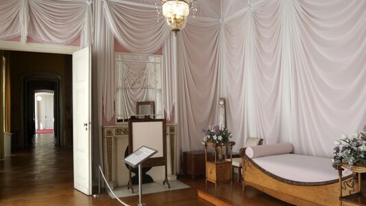 Restaurierte Wanddraperien im Luisenschlafzimmer