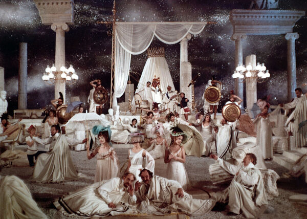 Szenenbild aus dem Film „Orpheus in der Unterwelt“