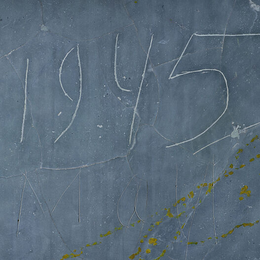 Einritzung der Jahreszahl „1945“ durch sowjetische Soldaten in der Blauen Galerie