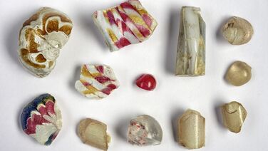  Fragmente von farbigen Glasperlen