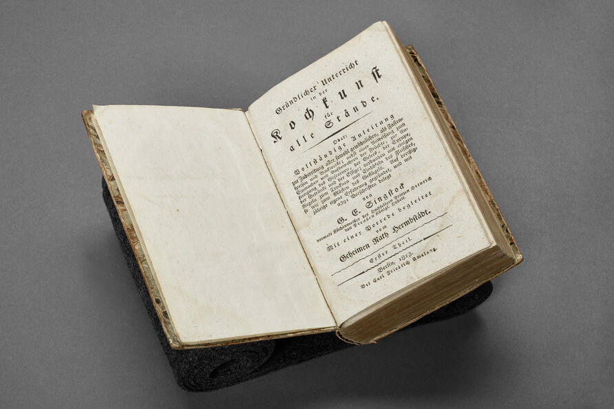 Georg Conrad Singstock, Gründlicher Unterricht in der Kochkunst für alle Stände. Oder: Vollständige Anleitung zur Zubereitung aller sowohl gewöhnlichen, als Fasten=Speisen und Backwerke […] Auf dreißigjährige eigene Erfahrung gegründet […] von G. E. Singstock, vormals Küchenmeister des Hochseligen Prinzen Heinrich von Preußen Königl. Hoheit. Erster bis dritter Teil, Berlin 1813