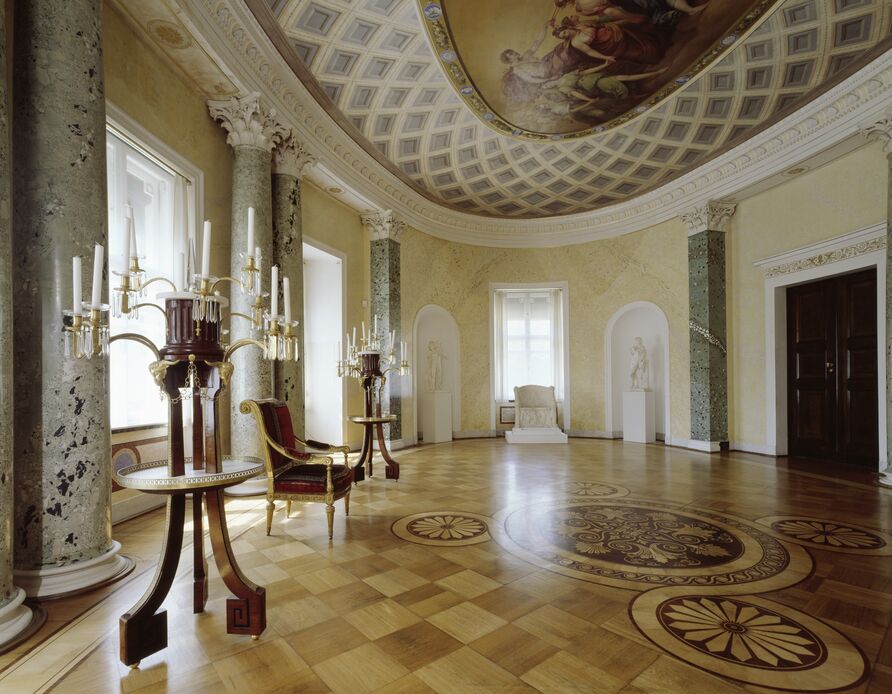 Blick in den Ovalen Saal im Südflügel des Marmorpalais. Der mit Marmorwerken ausgestattete Saal wurde als lichterfülltes Antikenkabinett entworfen