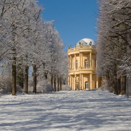 Belvedere auf dem Klausberg im Schnee, Blick von der Orangerie über die Lindenallee