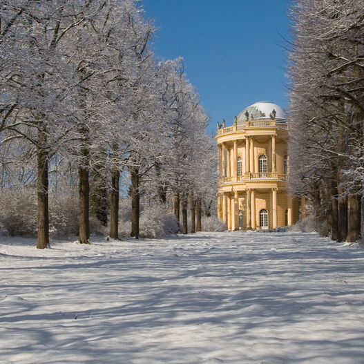 Belvedere auf dem Klausberg im Schnee, Blick von der Orangerie über die Lindenallee