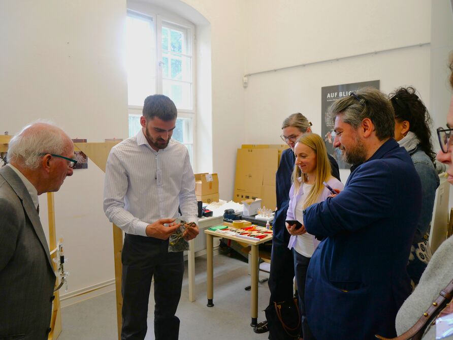 Elektriker Moses Klappenbach in der Restaurierungswerkstatt