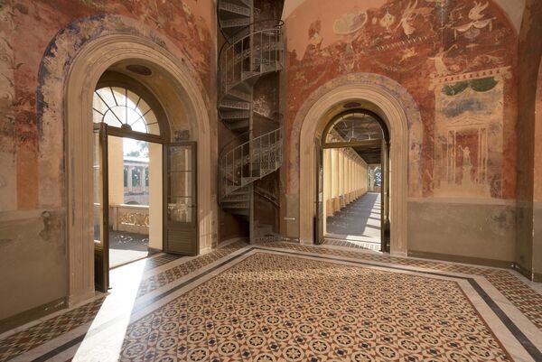 Blick ins Römisches Kabinett mit Wendeltreppe im Belvedere auf dem Pfingstberg 