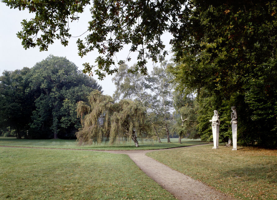 Park Sanssouci, Rehgarten, Blick auf zwei Kolossalhermen „Der Winter“ und „Der Frühling / Flora“