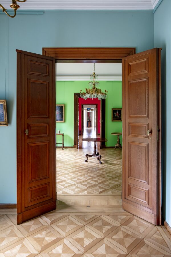 Schloss Glienicke, Durchblick aus dem Schlafzimmer der Prinzessin Marie, in Richtung Grüner Salon und Roter Saal