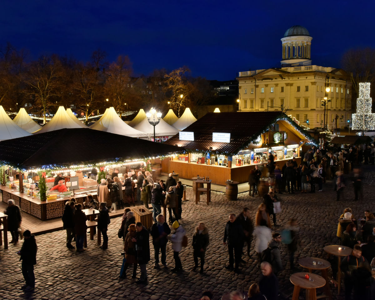 Weihnachtsmarkt vor dem Schloss Charlottenburg Berlins romantischster